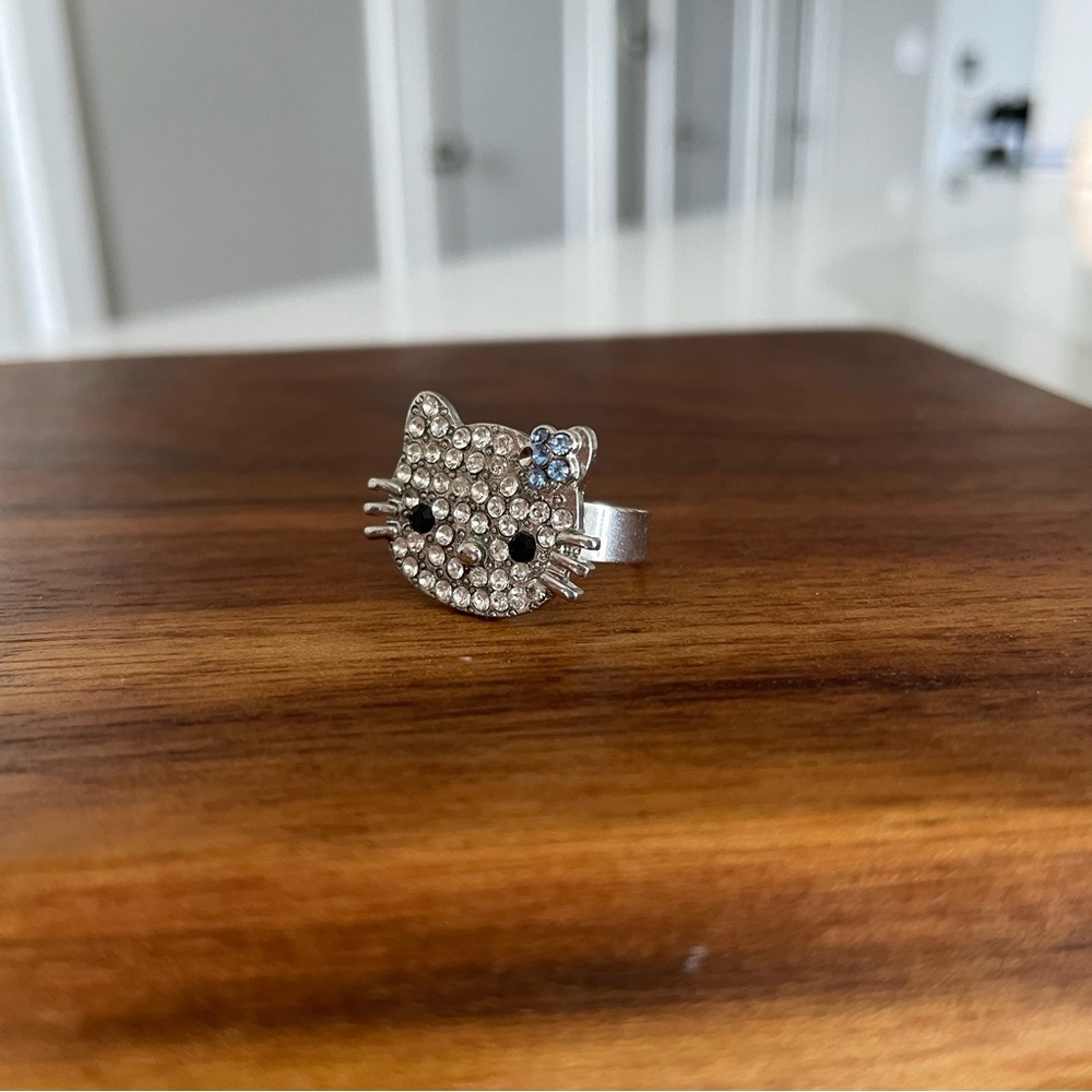 Hello Kitty Ring 🎀 - Picture 2 of 3